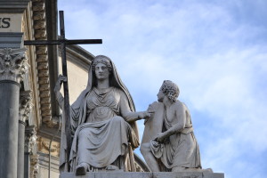 Statua della Fede vista in posizione frontale