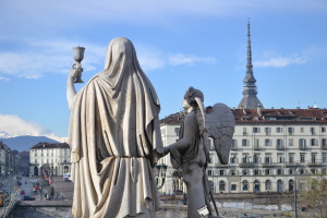 Statua della Carità vista dal retro