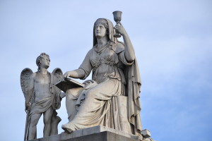 Statua della Carità vista in posizione frontale